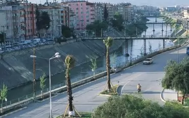 Град Антакия е административен център на спорната провинция Хатай. Това е библейският град Антиохия, разположен на река Оронт близо до вливането й в Средиземно море.