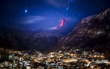 Емблематичният връх Матерхорн е осветен от швейцарския светлинен удожник  Гери Хофщетер, който изпраща послания за надежда, подкрепа и солидарност на страдащите от глобалната пандемия на коронавирус (COVID-19) в алпийския курорт Зермат.