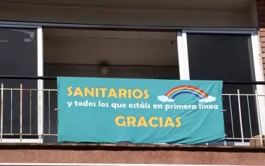 "Благодарим ви здравни работници и на всички, които сте на  първа линия", пише на банер на балкон в Саламанка, Испания.