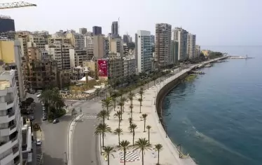 Снимка, направена с дрон, показва пустата крайбрежна алея на  Бейрут по време на  комендантския час, въведен заради пандемията. Според ливанското здравно министерство в Ливан са регистрирани 391 случая от болестта COVID-19, като шестима пациенти починаха, а 23 се възстановиха. 