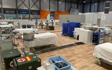 Снимка, разпространена от Испанските военновъздушни сили, показва войнници, които създават отделение за интензивно лечение в полева болница за пациенти с коронавирус в Мадрид.
