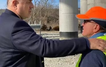  Борисов покровителствено тупа по рамото гръцкия строителен инженер: "От мен - шише "Узо" (за сметка на Мицотакис).