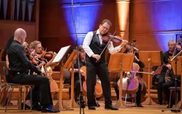 Тъй като няма да може да отпразнува своя 50-и юбилей на сцената заедно с почитателите си, цигуларят Веско Ешкенази също е подготвил виртуален концерт за тях.