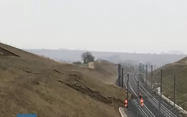 Генералният директор на сектор "Пътувания" на френските железници Ален Кракович пусна в профила си във Фейсбук снимка на свлачището върху железопътната линия.