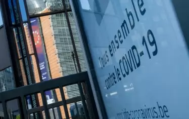 На плаката пред сградата на Еврокомисията в Брюксел пише "Всички заедно срещу COVID-19", но общата европейска стратегия в момента е "Всеки за себе си".