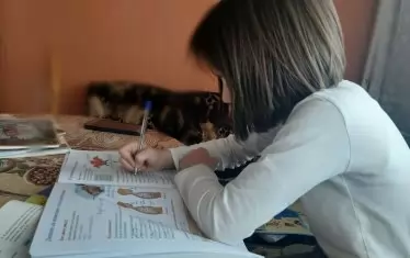 Хиляди ученици продължават да учат "аналогово" 