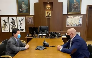 Гешев посрещна с черна маска китайския посланик