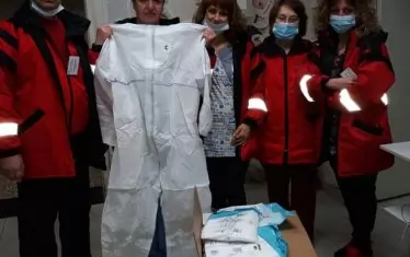  “Хиляди благодарности от екипа на ФСМП гр.Горна Оряховица. Получихме 50 бр. гащеризони и 10 кутии ръкавици. Вашата помощ е неоценима.”