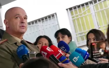  Ген. Мутафчийски спечели точки с категоричността си. Напоследък обаче преминава границите - вече е груб, а не строг; вече е недиалогичен, а не безкомпромисен. 