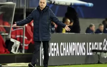 Мениджърът на "Тотнъм" Жозе Моуриньо се ядосва безпомощно край тъчлинията при загубата от "РБ Лайпциг" в Германия.