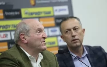  И.д. президентът на БФС Михаил Касабов и неговият заместник Атанас Фурнаджиев не дават признаци, че обмислят действия, с които да помогнат на клубовете у нас - финансово или поне чрез ходатайстване пред държавата.