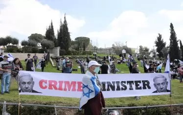  Израелци протестират срещу "корона-преврата" на Бенямин Нетаняху, който се възползва от пандемията, за да продължава да е на власт, въпреки че загуби изборите. 