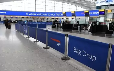  Лондонското летище "Хийтроу" опустя, след като огромна част от полетите бяха анулирани заради COVID-19.