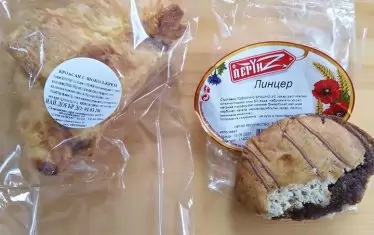 Тези безплатни закуски са получили наскоро децата в столичното 55-то училище. "Учат децата ни да консумират сладко тесто, пълно със захар и подсладители. Недоумяваме каква хранителна стойност имат тези "закуски". Защо изобщо се харчат пари за това? На кои социални групи помагат: на социално слабите семейства, на малцинствата, на децата с хранителни непоносимости или на децата, които сме изпратили в училище, за да се образоват, което включва и изграждане на натурална хигиена и знания относно храненето?", питат от "За храната".