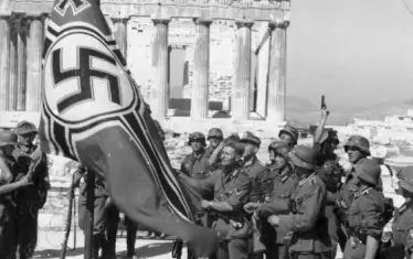 Издигането на знамето със свастиката над Атинския акропол в началото на май 1941 г.