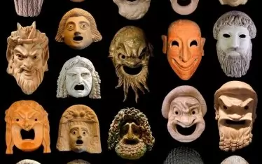 Зрителите на античния театър вярвали, че боговете се намесват в развръзката.