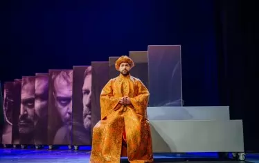 Актьорите играят и с тела, и със снимкови образи.