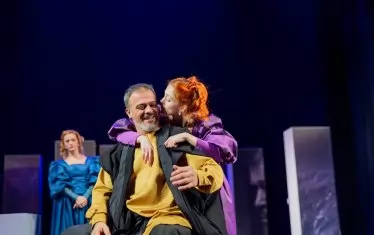 Любовта на Отело и Дездемона е искрена, но заедно с Емилия са оплетени в мрежите на злото.