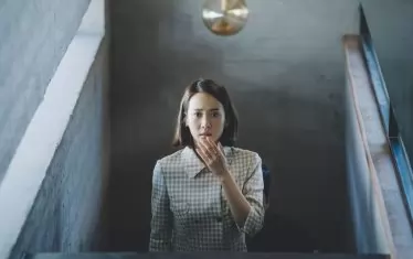 Красивата майка и съпруга от богаташкото семейство е олицетворение на наивността и живота под стъклен похлупак. 