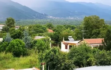  Село Родополи (Гара Порой) е в подножието на Беласица, а отвъд е България.