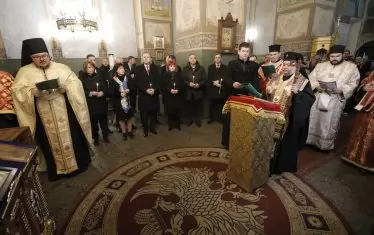 Президентът Румен Радев и председателят на Народното събрание Цвета Караянчева присъстваха на благодарствения молебен в Шипченския манастир "Рождество Христово". 