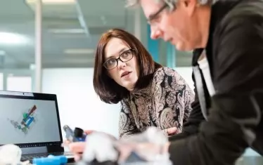 Проф. Ребека Шипли и проф. Тим Бейкър от департамента по машиностроене към UCL.