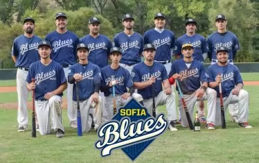 Отборът на "София Блус" позира с бухалките "Е7" след втората си поредна шампионска титла в Българската бейзболна лига през 2019 г. Производителят е на горния ред вляво.
