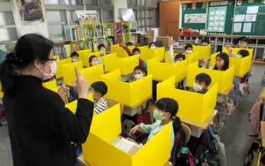 Специални предпазни мерки са въведени в училищата в Тайван заради COVID-19. Страната даде пример как адекватно може да се действа и да се предотврати мащабна епидемия.