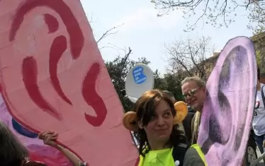  Обществото е чувствително по темата с незаконното подслушване, но в крайна сметка не успява да притисне властите достатъчно по темата.