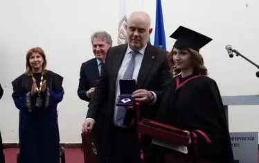  Гешев връчва дипломи в ЮЗУ м.г.