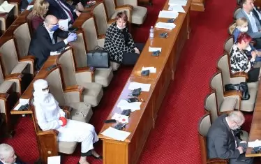 Депутатът от "Воля" Кръстина Таскова в защитен костюм.