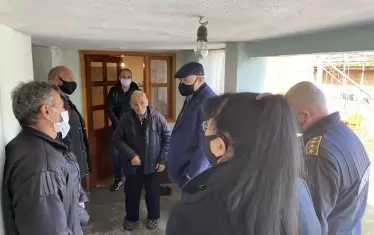 В пика на епидемията от COVID-19 Иван Гешев отиде на гости на възрастен мъж, който беше ограбен и бит.