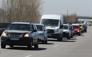 Колона автомобили на изхода към магистрала "Хемус"