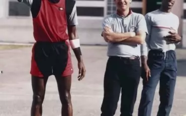  Младият Майкъл Джордан с Питър Мур по време на рекламни снимки за Air Jordan.