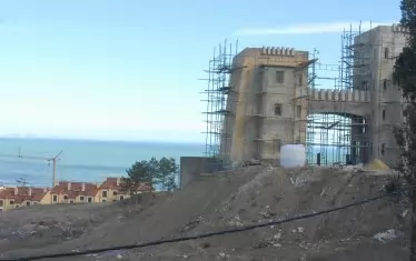  Компелкс от замък и вилички порасна още през 2010 г. върху един от заменените имоти край Кранево. 