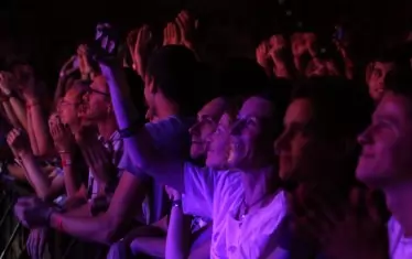 Музикалните фестивали, където се събираха десетки хиляди на интимно разстояние, са сред най-застрашените от новата перспектива. 