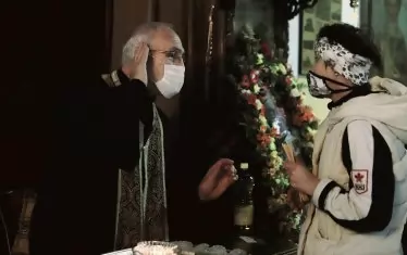 В храма "Света Троица" свещеникът беше с маска