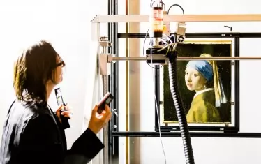 Картината по време на изследванията в Кралската галерия Маурицхойс в Хага.