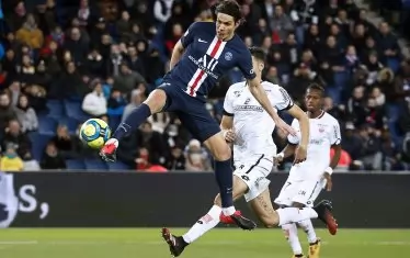 Договорът на Единсон Кавани с ПСЖ изтича в края на юни, но нападателят може да бъде принуден да остане в клуба, докато не бъде завършен сезонът във френската Лига 1.