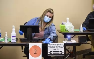 Гласуването в Уисконсин приличаше на пункт за вземане на проба за ковид-19