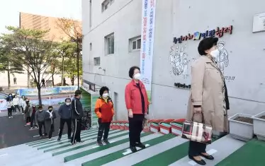  В Южна Корея гласуваха под строй - задължително с маски, с ръкавици, с дезифенктанти, с премерване на температурата и на 2 метра един от друг. 