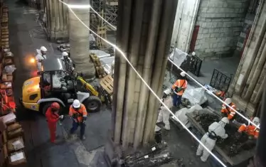  Учени събират за анализ отломки в катедралата Нотр-Дам. 