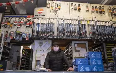 Пандемията от коронавирус засегна също магазините за авточасти, автосервизи и т.н. - не само в Италия (на снимката), ами из целия свят.