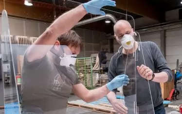  В ход е масово производство на плексигласови прегради заради повишеното търсене след избухването на коронавируса.