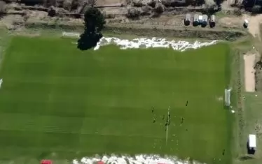  Наринатият в края на игрището неразтопен сняг показва ясно, че кадрите са направени след въвеждането на извънредното положение в България на 13 март, откогато страната ни бе споходена от обилни снеговалежи. Вижда се също, че наистина тренира не целия отбор, а само няколко футболисти, явно да поддържат по-добре форма заедно.