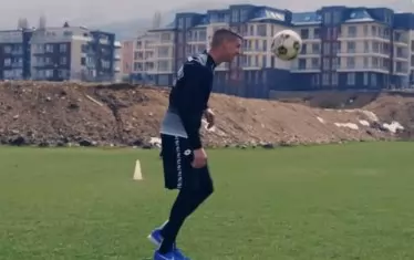 С последния си клип в социалните мрежи Кирил Десподов доказва, че е напълно възстановен като тренира с топка на столичен спортен комплекс.