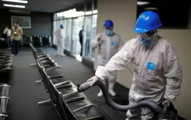 Летищата и авиокомпаниите налагат драконовски мерки за дезинфекция.