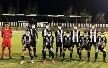 Футболистите на "Дирианген" позират с маски и на предпазна дистанция един от друг преди домакинската победа с 2:0 над "Депортиво" (Окотал).