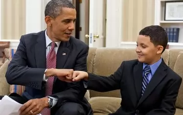 На тоя поздрав сега му казват covid five - защото е нелоша алтернатива на ръкуването, особено ако си с боксьорски ръкавици и си стоиш вкъщи. 