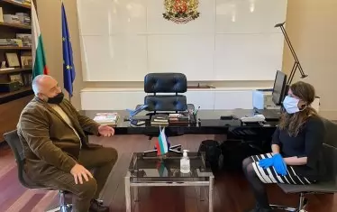 Мазнинката, Херо, е на върха на филията с мас.